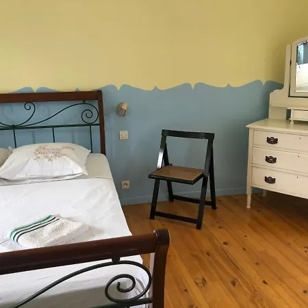 Romantic House - Entrance To The Medieval Castle קרקסון