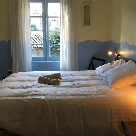 Romantic House - Entrance To The Medieval Castle בית נופש