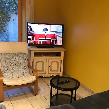 Romantic House - Entrance To The Medieval Castle בית נופש